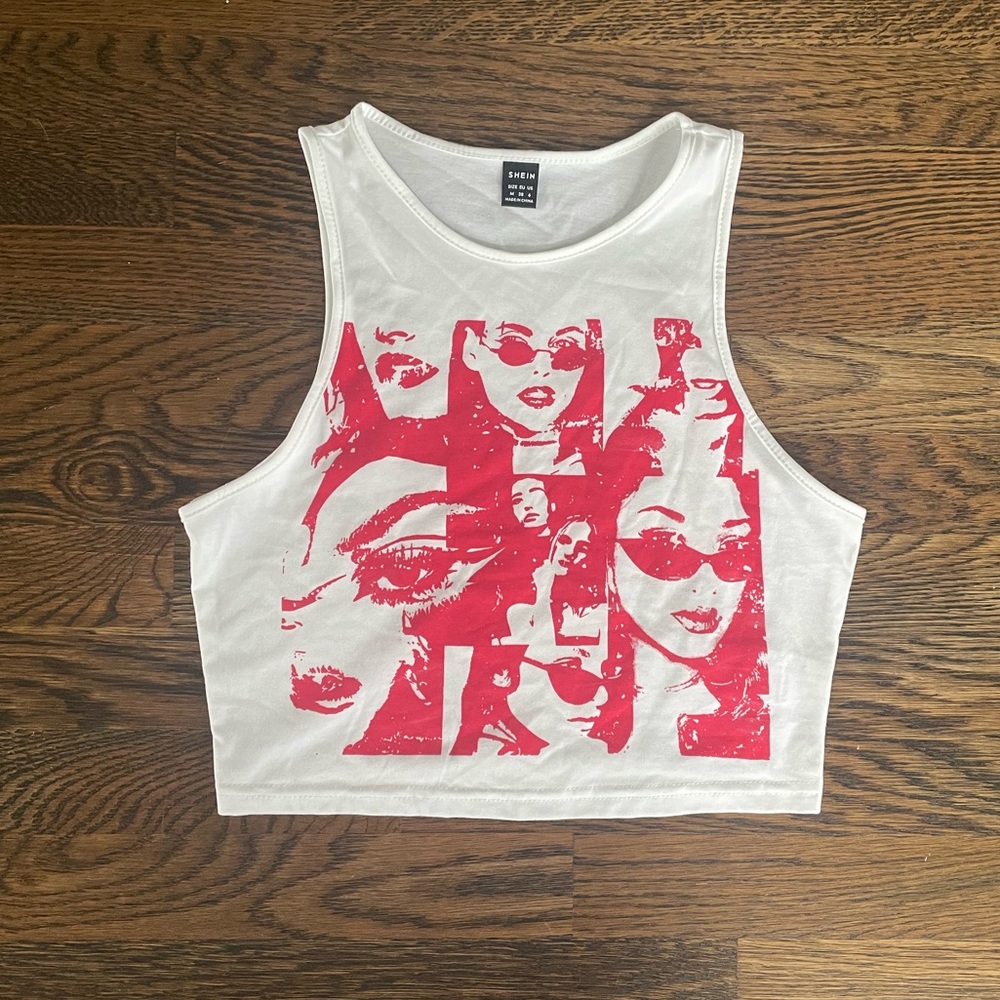 Red graphic cropped tank top, size M